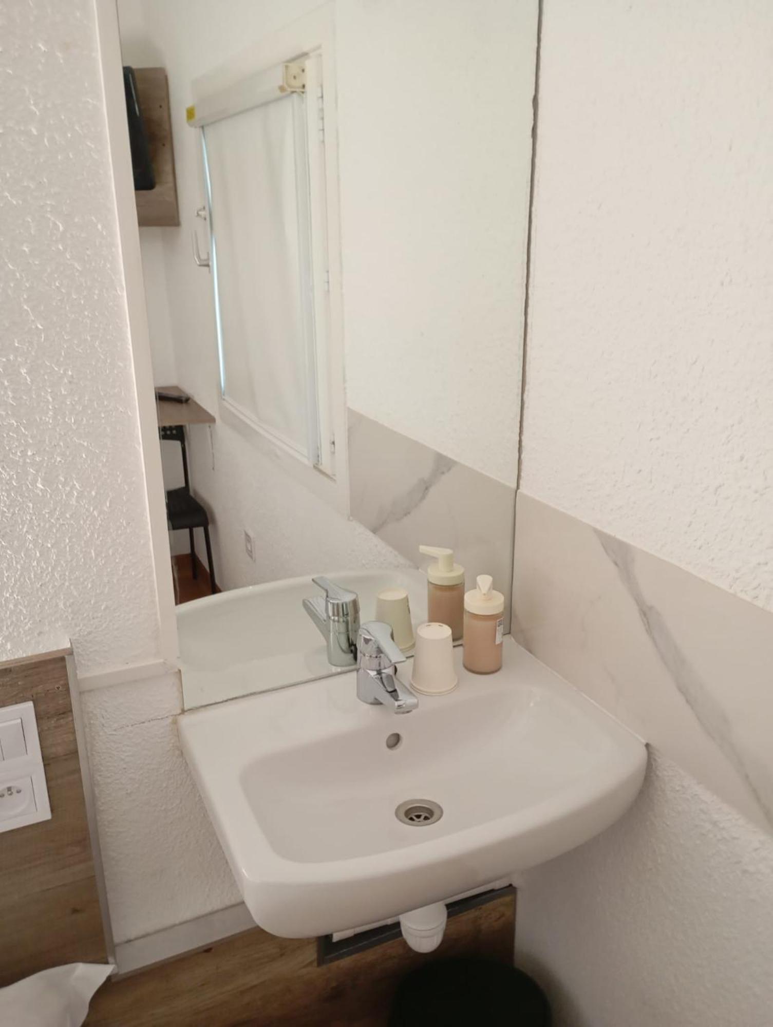 Hotel Thania Фронтиньян Экстерьер фото