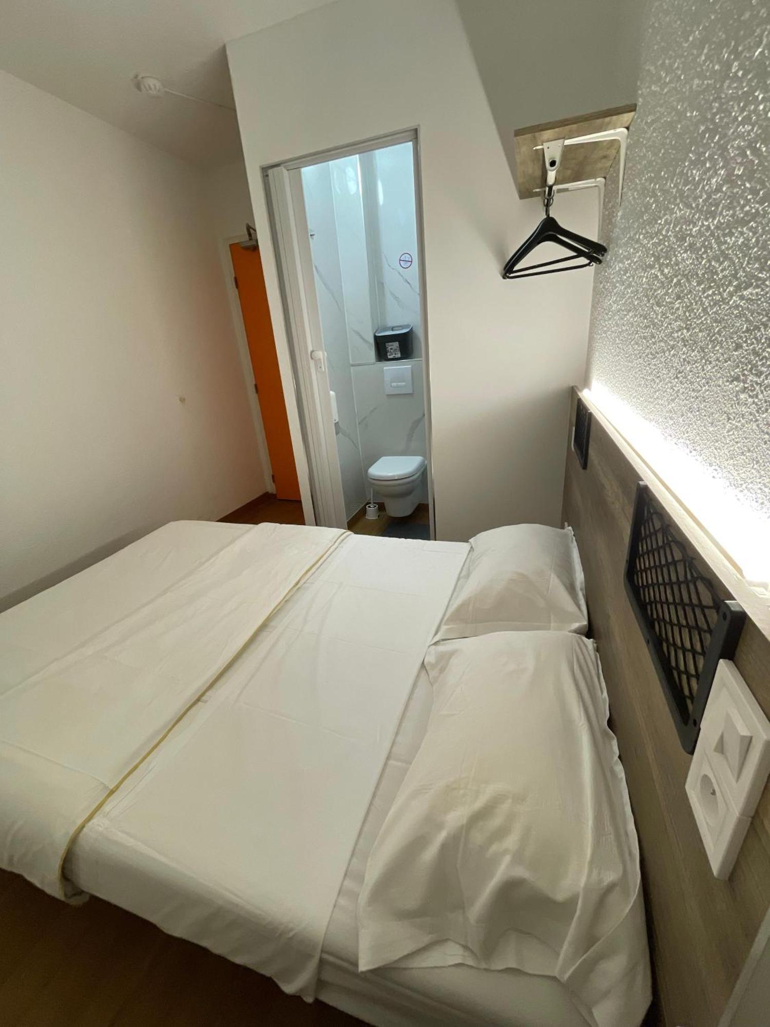Hotel Thania Фронтиньян Экстерьер фото